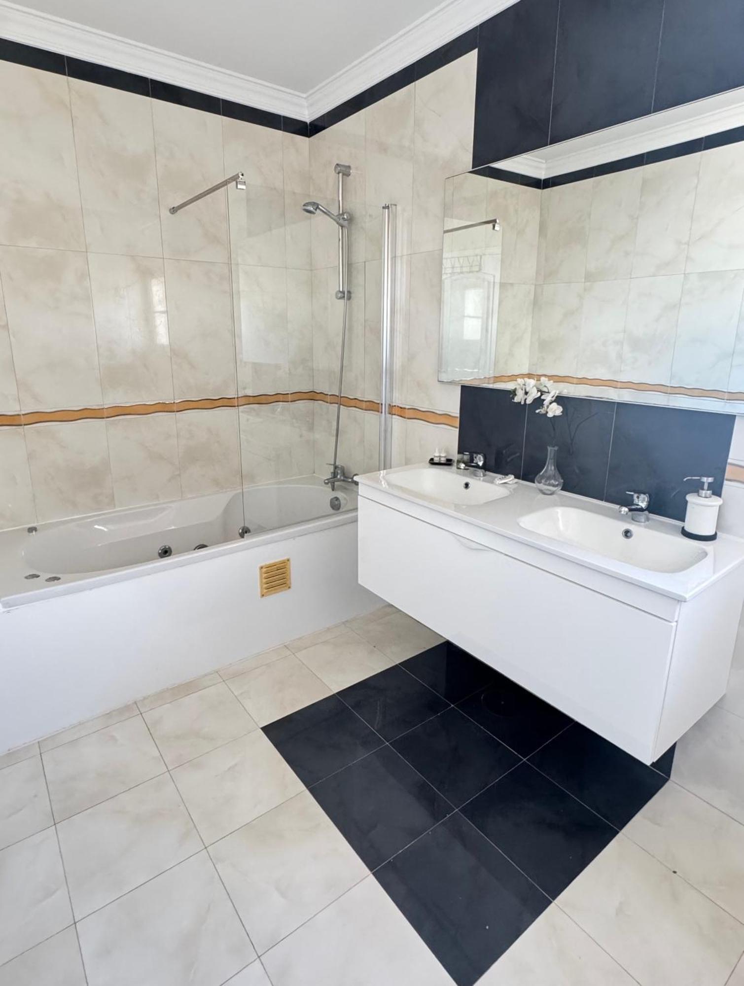 Villa Bonita Guesthouse Albufeira Old Town ภายนอก รูปภาพ
