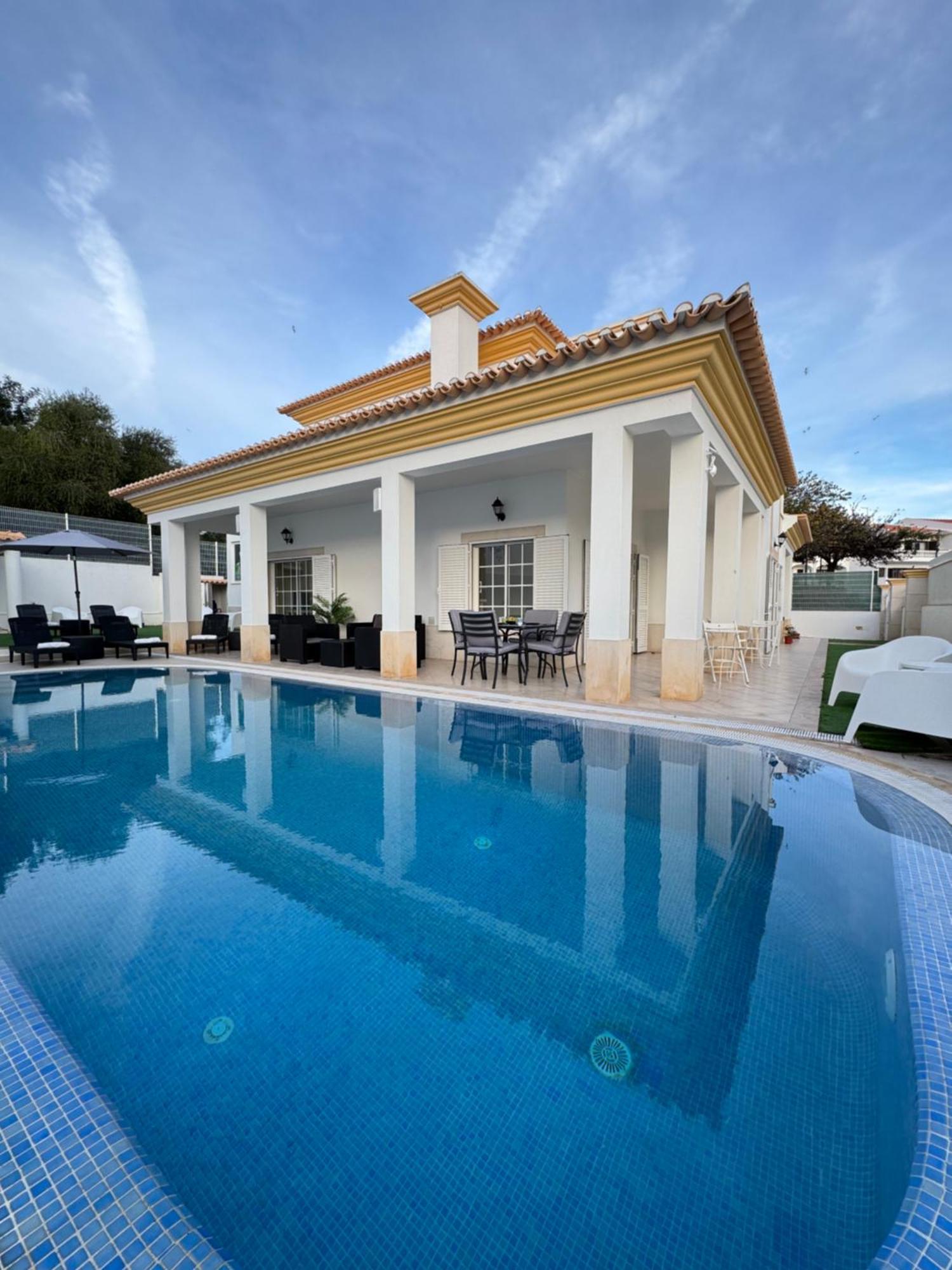 Villa Bonita Guesthouse Albufeira Old Town ภายนอก รูปภาพ